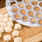 🥳2026 NUOVO ARRIVO🥳🔥OLTRE 50.000 VENDUTI! 🥟Stampo resistente in alluminio a 37 fori per ravioli, prepara tanti ravioli in una sola volta. Facile da usare, ideale per cucina domestica e feste ✨